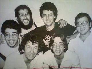 No centro, de camiseta preta, José Charbel Filho, integrante do Acaba em registro de 1979. (Fotos: Arquivo Pessoal)