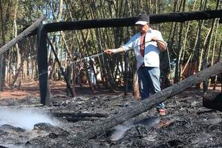 Indígenas tentavam apagar as chamas com mangueira. (Foto: Fabiana Fernandes)