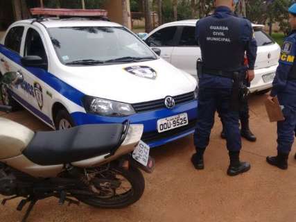 Bandidos abandonam moto roubada em frente ao ceinf da Vila Nhanhá
