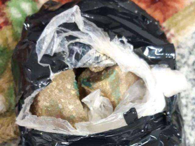 Flagrada com crack, jovem que viajava com filho de 6 meses &eacute; presa pela PRF