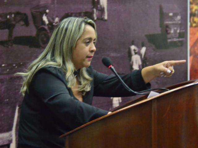 Vereadora denuncia que fam&iacute;lia de colega de partido &eacute; contratada da prefeitura 