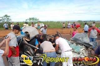 Com a violência do impacto o veículo Gol ficou parcialmente destruído deixando o motorista e o carona preso nas ferragens e com ferimentos gravíssimos. (Foto: Itaporã News)