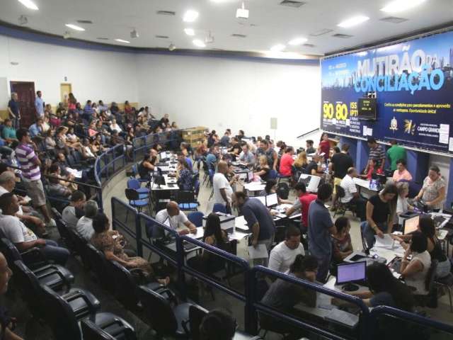 Contribuintes formam fila em frente a central de negocia&ccedil;&atilde;o de d&iacute;vidas