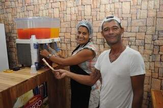 Magda servindo garrafa de suco para os clientes. (Foto: Paulo Francis)