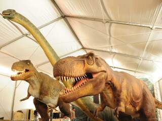 Os grandalhões: tiranossauro rex (à equerda) e  mamenquissauro (no centro). (Foto: Rodrigo Pazinato)
