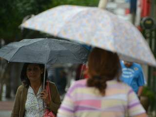 Chuva tirou acessório que há muito tempo estava esquecido. O guarda-chuva ganhou às ruas da Capital. (Foto: Minamar Júnior)