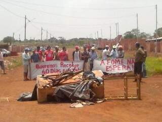 Moradores protestam pela falta de salários há 60 dias. (Foto: Direto das Ruas) 