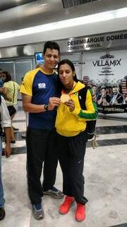 Técnico Esmi com a judoca Michelle Ferreira (Foto: Reprodução/ Facebook)