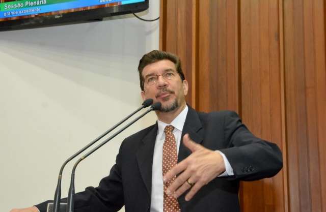 Para ajudar a por fim em impasse, deputados se re&uacute;nem com diretoria da ACP