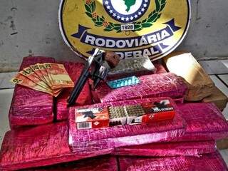 Droga, arma, dinheiro falso e munição encontrados com mato-grossense (Foto: Divulgação)