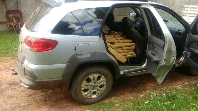 Ve&iacute;culo abandonado &eacute; encontrado com quase 400 quilos de maconha