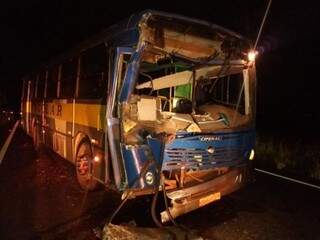 Ônibus ficou parado no meio da rodovia após a batida. (Foto: Da Hora Bataguassu) 