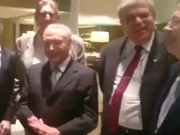 Em noite festiva, deputado de MS e S&eacute;rgio Reis cantam com Michel Temer