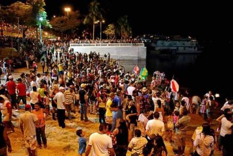 No Arraial de S&atilde;o Jo&atilde;o, hoje &eacute; dia de descer a ladeira e banhar o santo