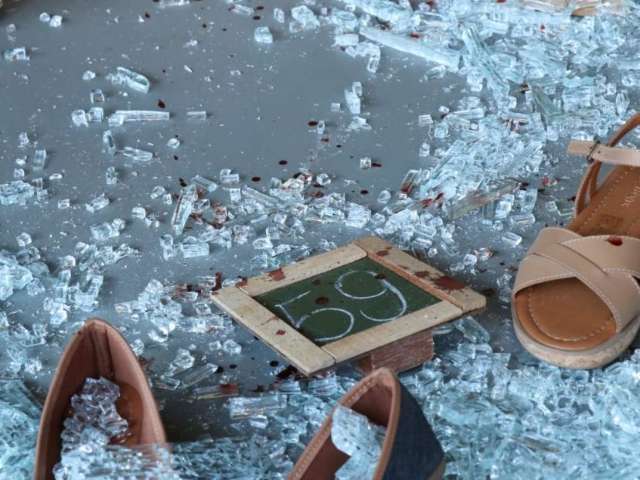 Ladr&atilde;o arrebenta no chute parte de vitrine de loja para furtar sapatos 