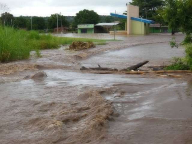 Devido &agrave; chuva, rios transbordam e ruas ficam alagadas em Camapu&atilde;