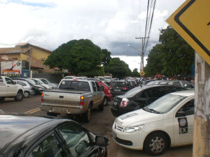  Leitor reclama de fila dupla em frente à escola na Rua Pernambuco