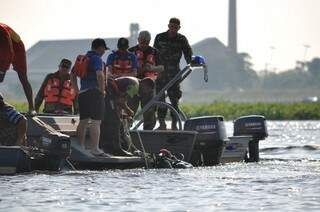 Trabalho de resgate continua para localizar outros corpos no Rio Paraguai (Foto: Marcelo Calazans)