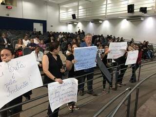 Pais com cartazes no plenário da Câmara contra a substituição de professores (Foto: Fernanda Palheta)