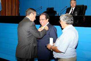 Deputado entrega homenagem a conselheiro do TCE (Foto: Divulgação)