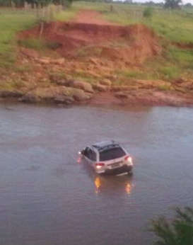  Homem tenta fugir da PM e cai em c&oacute;rrego com ve&iacute;culo carregado de maconha