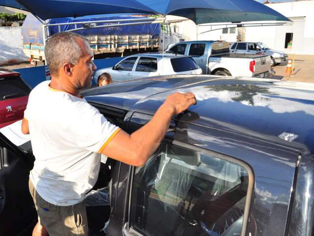  Caminh&atilde;o cegonha atinge fia&ccedil;&atilde;o e desliga sem&aacute;foros na Cear&aacute;