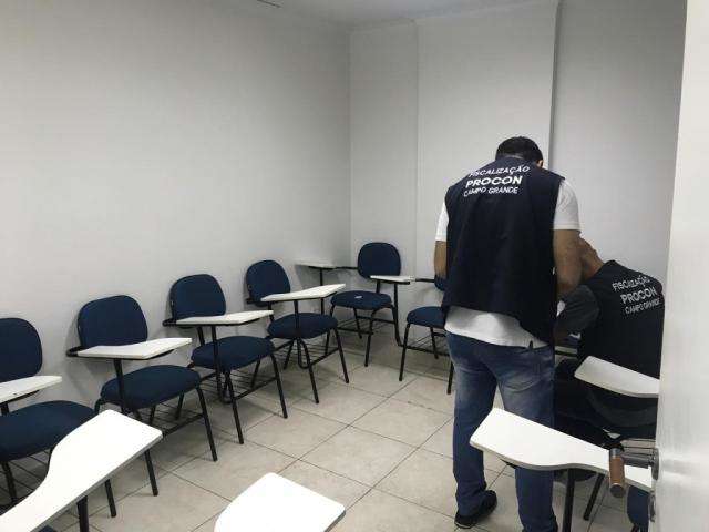 Ap&oacute;s interdi&ccedil;&atilde;o, 50 alunos pedem ressarcimento de escola irregular