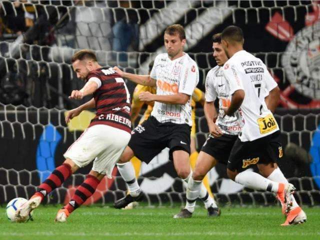 Flamengo vence cl&aacute;ssico contra o Corinthians por 1 a 0 