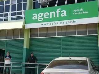 Fachada da Agência Fazendária, em Campo Grande, onde contribuintes podem negociar dívidas com o governo. (Foto: Marina Pacheco)