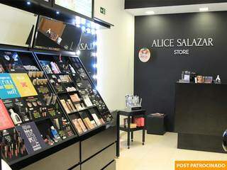 Na loja, clientes encontram todos os produtos necessários para a maquiagem. (Foto: Marina Pacheco)