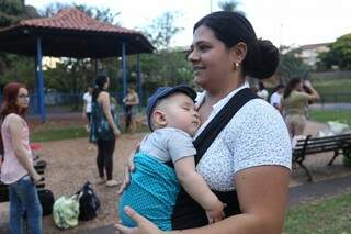 Camila e o bebê Davi: o uso do sling só se tornou familiar agora, no segundo filho. (Foto: Marcelo Victor)