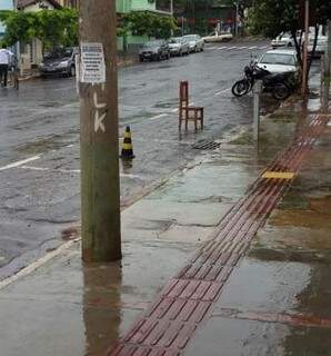 Além de cone, cadeira foi usada para segurar vaga. (Foto: Direto das Ruas)