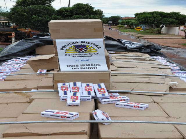  PM apreende caminh&atilde;o com 400 caixas de cigarros contrabandeados