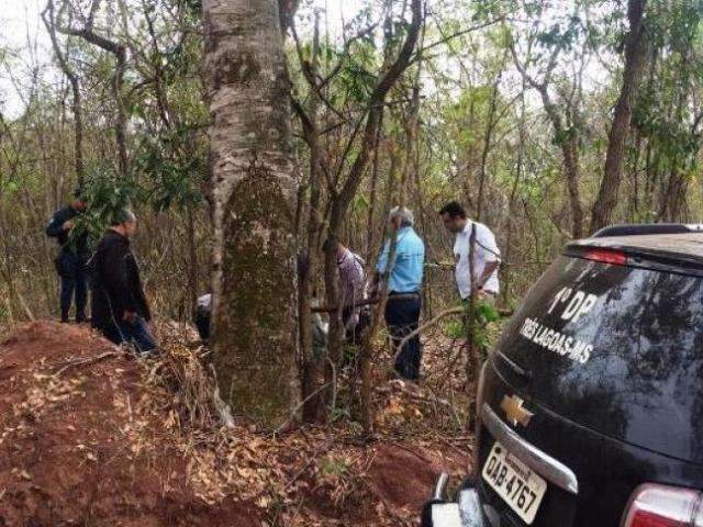 Mulher &eacute; encontrada morta com 10 facadas em &aacute;rea de mata 