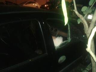 Ladrões quebraram vidros de carro para furtar (Foto Via Whatsapp)