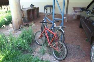 Bicicletas que o casal empurrava quando foi atingido (Foto: Cleber Gellio)