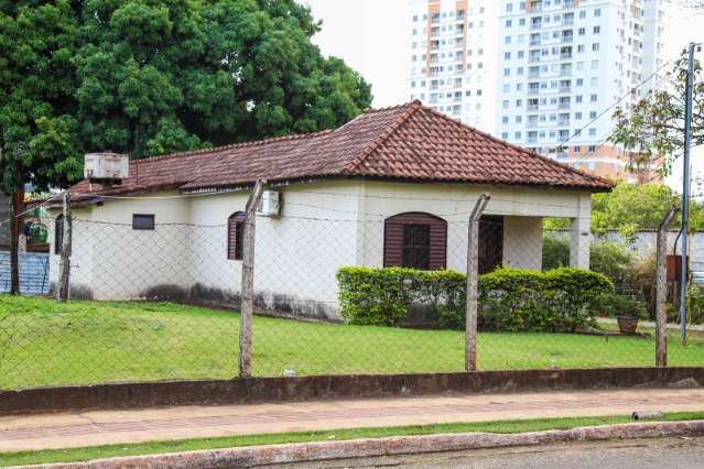 Pr&eacute;dio tapou o sol, mas casa de 1930 n&atilde;o perdeu encanto nem mem&oacute;rias de 86 anos