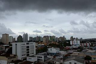 Céu carregado de nuvens na Capital dá sinais de chuva a qualquer momento. (Foto: Cleber Gellio)