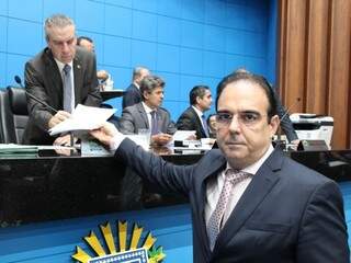 Deputado Felipe Orro (MDB) entregando requerimento ao presidente da Assembleia, Paulo Corrêa (PSDB), na sessão desta quarta-feira (6) (Foto: Assessoria/Divulgação)