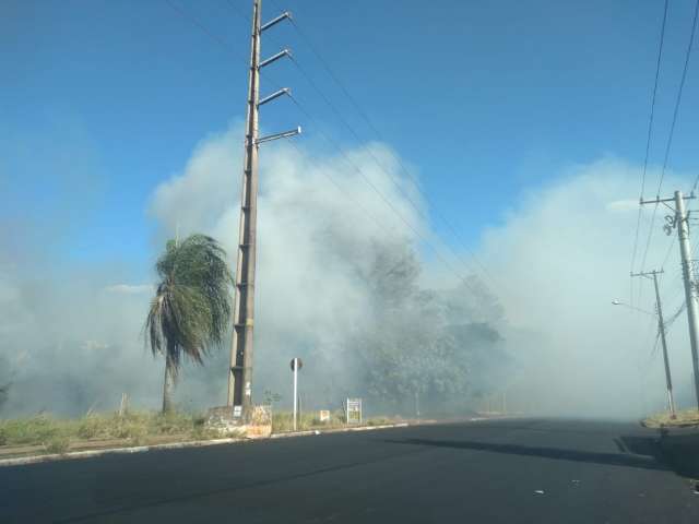 Inc&ecirc;ndio de duas horas cobre Avenida Tamandar&eacute; com fuma&ccedil;a 