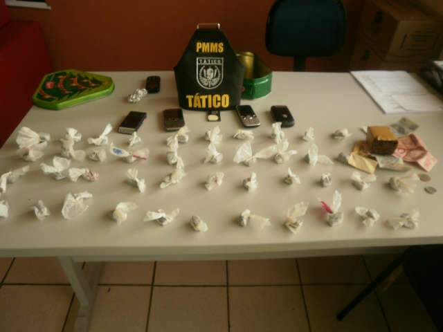  T&aacute;tico do 9&ordm; BPM estoura boca de fumo e det&eacute;m oito pessoas