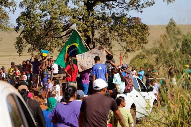 Temendo outro ataque, &iacute;ndios correm com caix&atilde;o nos bra&ccedil;os em fazenda