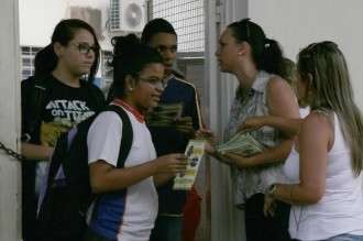 Alunos s&atilde;o orientados sobre educa&ccedil;&atilde;o no tr&acirc;nsito durante volta &agrave;s aulas 