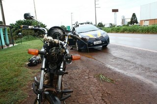 Motocicleta ficou destruída após atingir traseira de Corolla no Indubrasil (Foto: Saul Schramm)