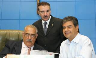 Deputado Jerson Domingos e o 1º secretário da Assembleia, Paulo Corrêa, e prefeito Nelsinho Trad. (Foto: Giuliano Lopes/ALM)