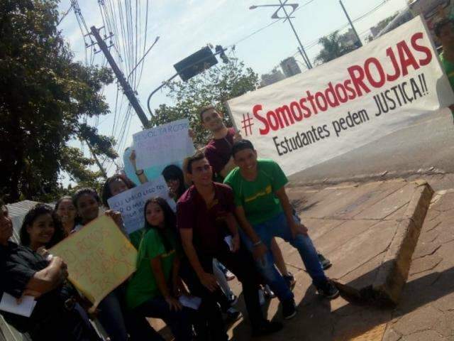 Grupo de alunos protesta contra sa&iacute;da de coordenador de escola estadual 