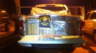 Droga estava em carroceria e escondida no banco traseiro de caminhonete roubada. (Foto: DOF/ Divulgação)