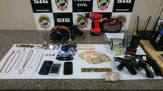 Armas, celulares e joias roubados de residência de empresário (Foto: Sidney Bronka/94 FM)
