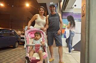 Marco Antônio e a esposa trazem a netinha para passear na 14. (Foto: Gustavo Maia)
