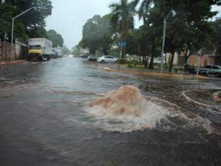 Em Nova Andradina, sistema de drenagem não suportou quantidade de água, que transbordou de bueiros. (Foto: Almir Portela/Nova News)